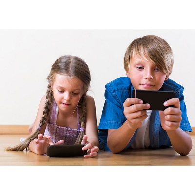 Barns forhold til skjerm er stadig oftere et hett tema både innenfor hjemmets fire vegger, og i den offentlige debatten. Få tips til skjermbruk for barn.